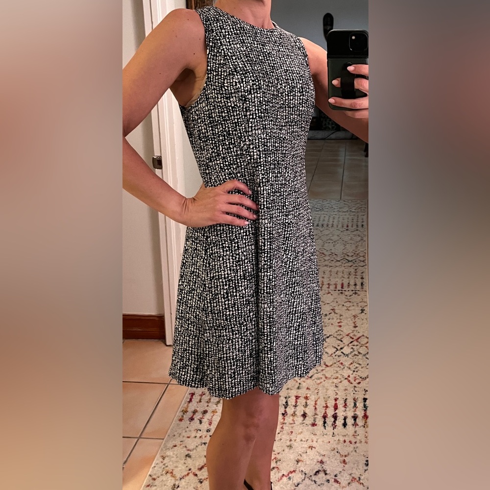 Perfect summer office dress! Loft. Sz 6 -Super flattering. Dark blue & off white